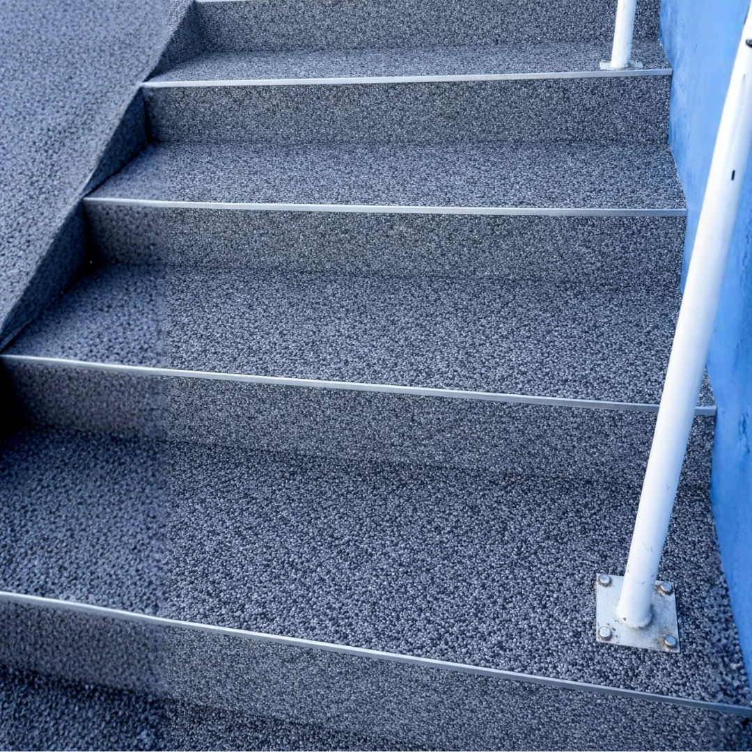 Escada antiderrapante com piso Permeare