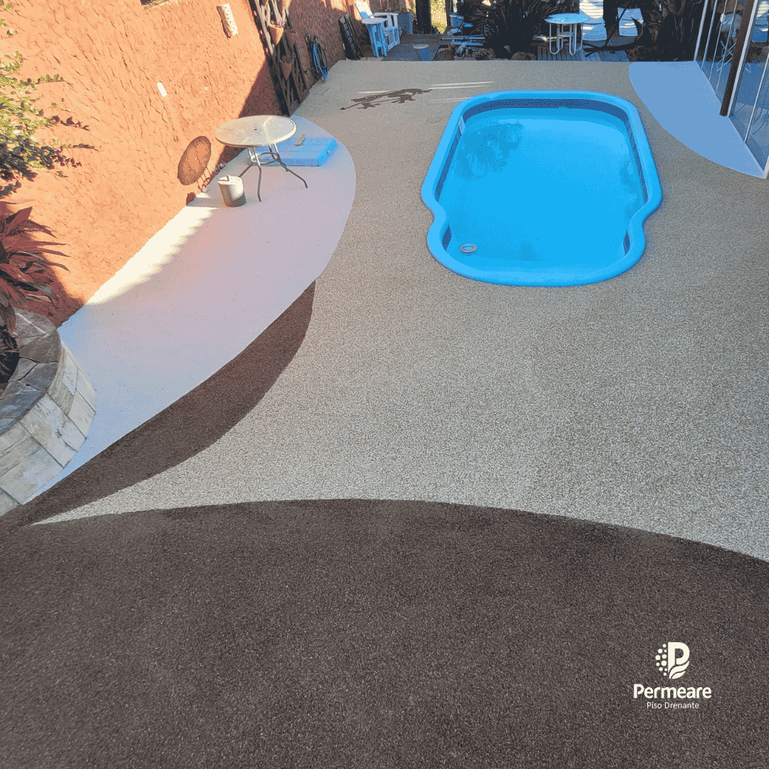 Área de piscina revestida com Permeare